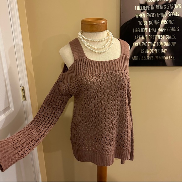 ✨Charlotte Russe mauve pink cold shoulder sweater Size S - Picture 2 of 11